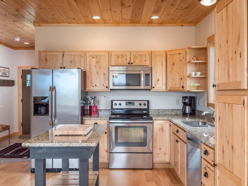 Dining/Kitchen Area
