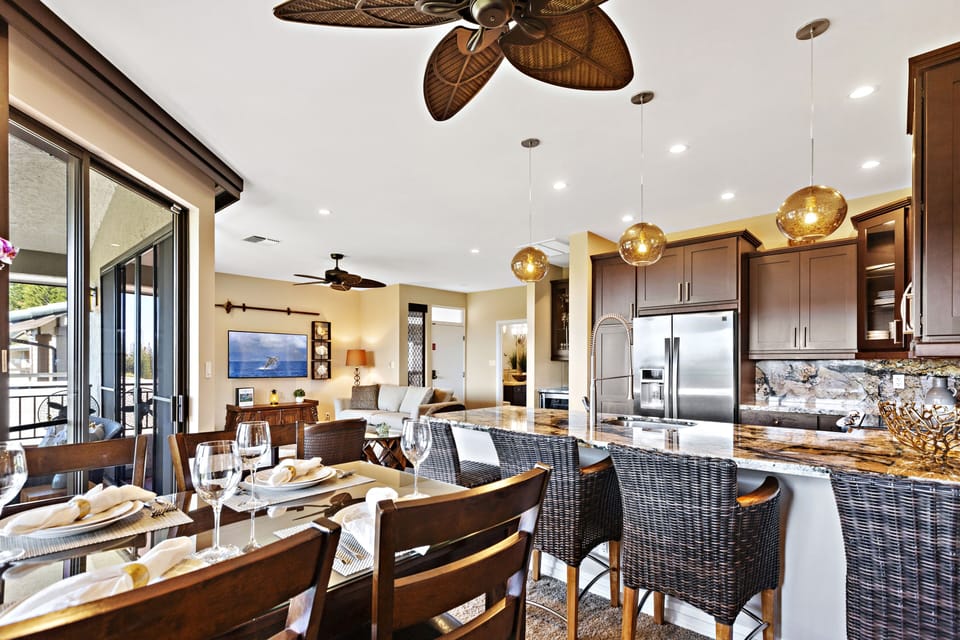 Dine indoors or on the lanai!