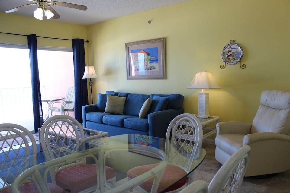 Tropic Isle 401 - Dining and living areas