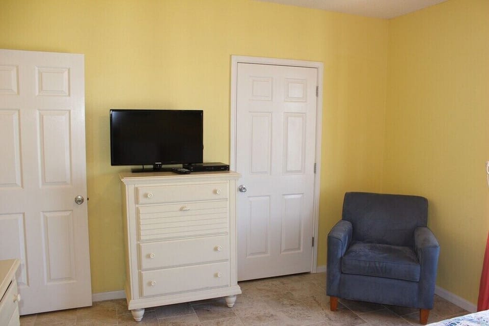 Tropic Isle 401 - Flat screen TV in master bedroom