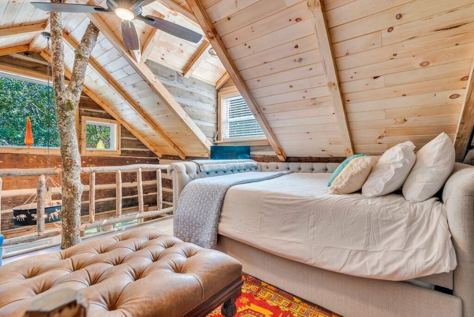 Bedroom 4 | Loft Area - 1 Queen Size Bed with a Trundle Queen Size ( Sleeps 4 )