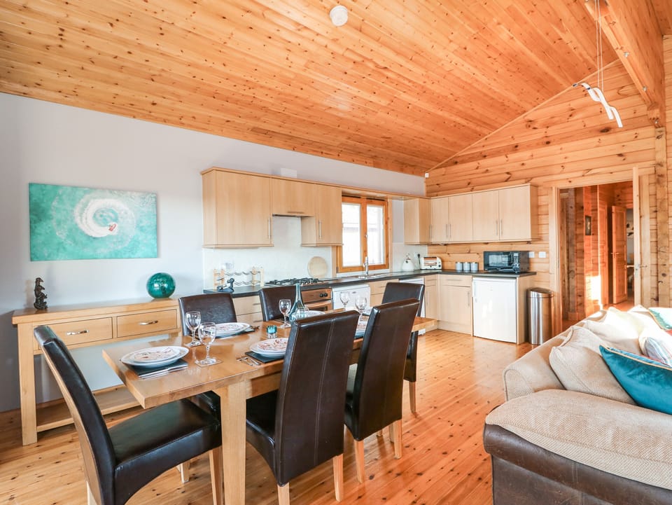 Cottage | Private kitchen | Fridge, microwave, dishwasher, electric kettle