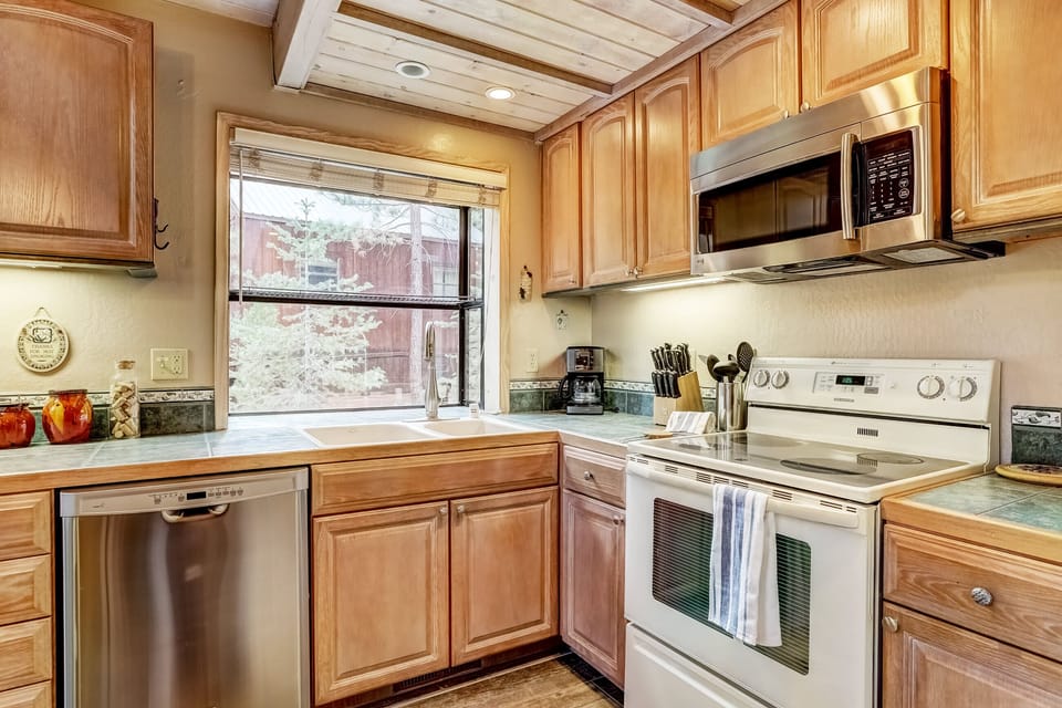 House, Multiple Beds, Patio, Mountain View (Serenity at Tahoe Donner) | Private kitchen | Fridge, microwave, coffee/tea maker, toaster