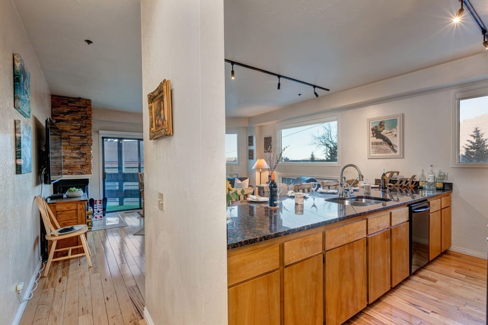 Fully Equipped Kitchen with beautiful stone countertops, GE Appliances, ample space, and bar seating for 6