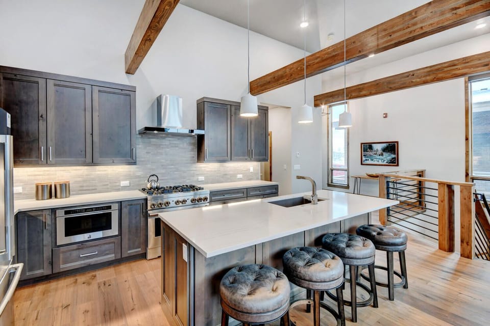 Chef's Kitchen With Island Bar Seating for 4