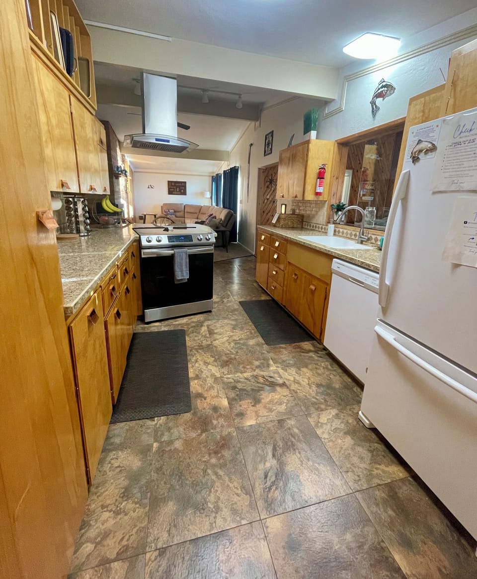 Kitchen, diningroom behind