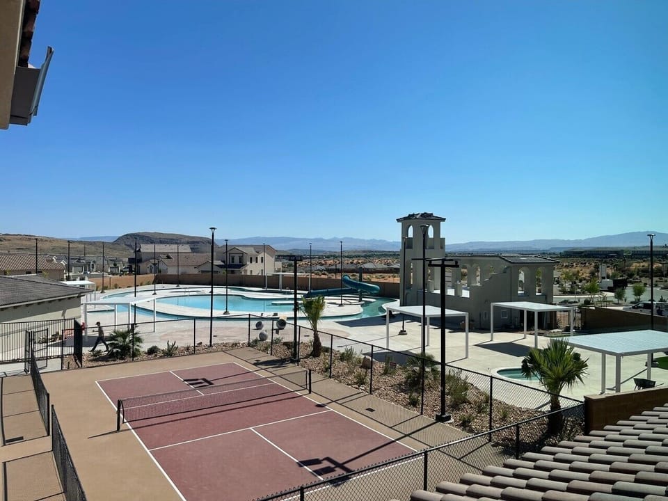 Pool, pickleball, lazy river, waterslide, hot tubs! Bring it!!!