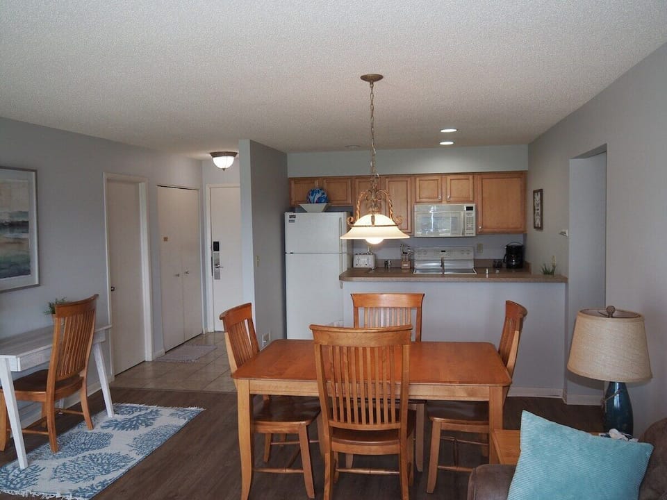 DINING AREA:  The condo has a convenient dining area between the kitchen and living room.  There is seating for 4 adults.