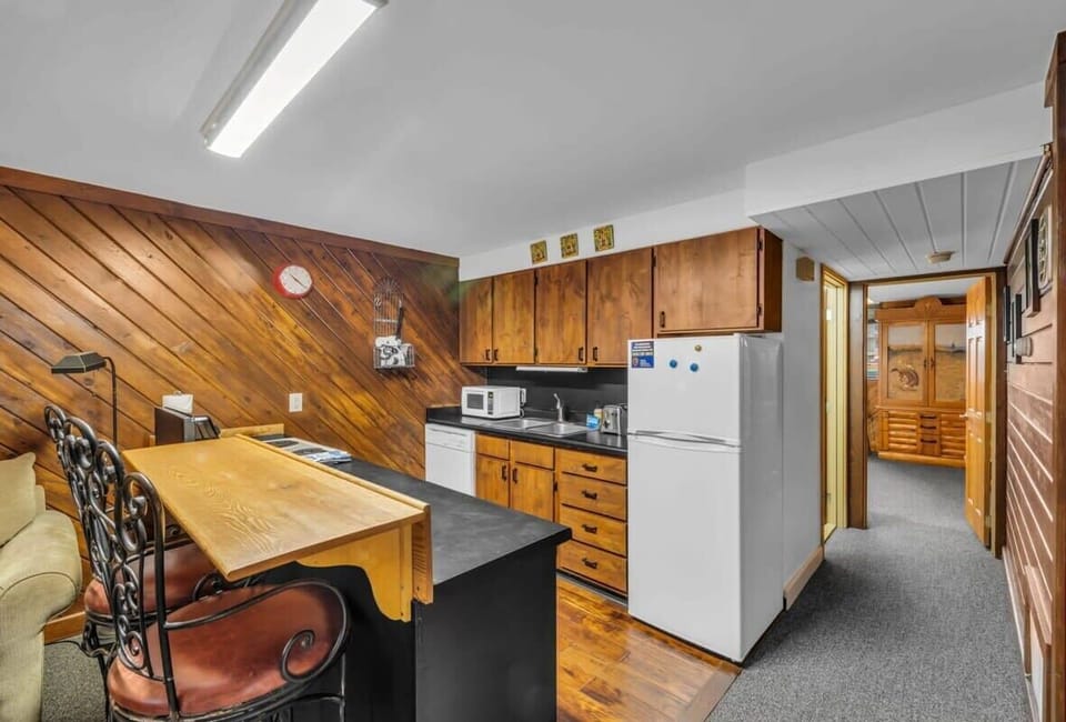 Fully-equipped kitchen with bar seating for 2