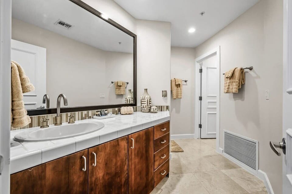 Guest bathroom 1