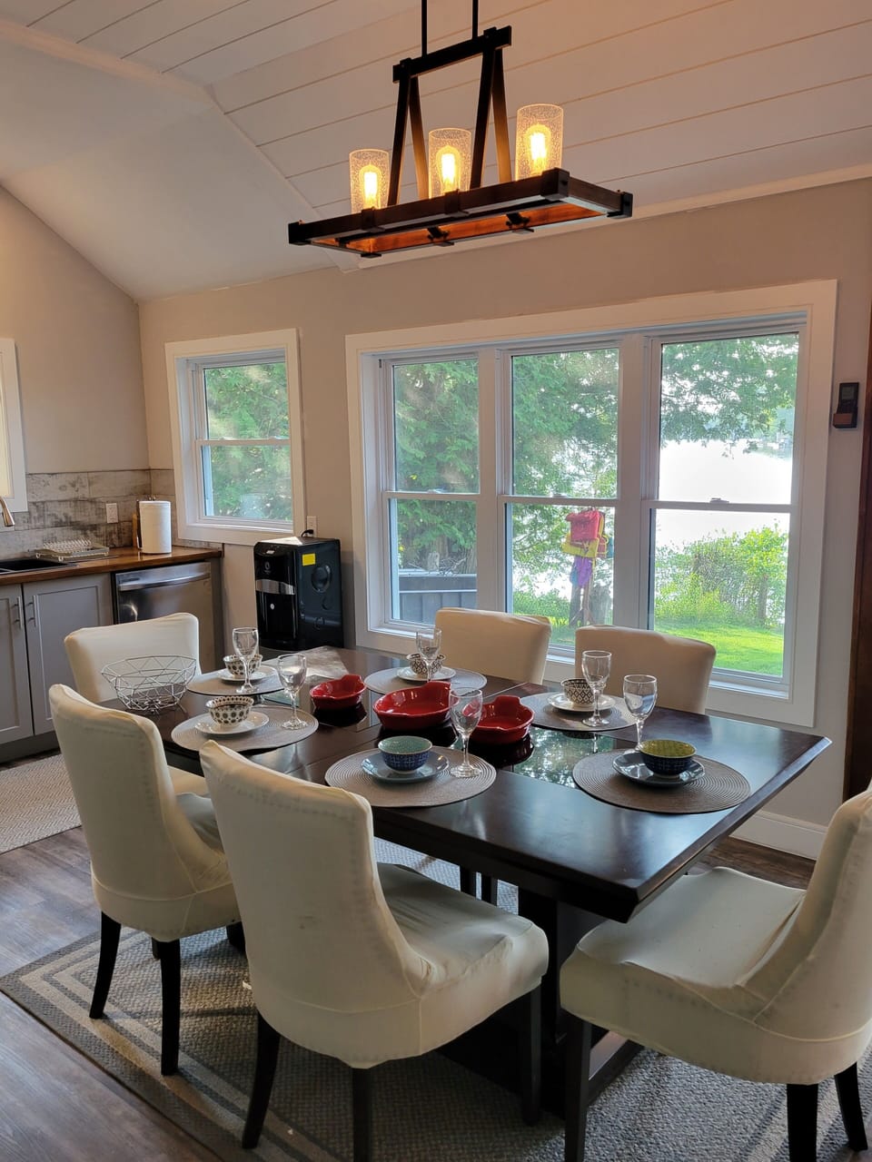 Have a cozy and stylish supper with your family! 