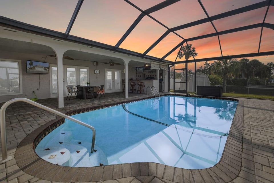 Sparkling heated saltwater pool! Note outdoor TVs are no longer available. 