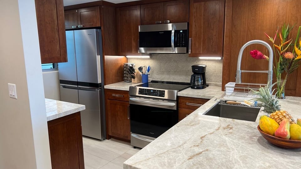 Well-equipped kitchen for simple family meals to gourmet cooking.