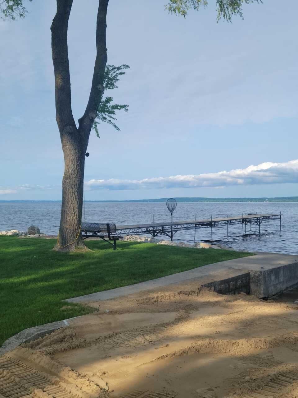 Shoreline area - great for playing in the sand or launching kayaks. 