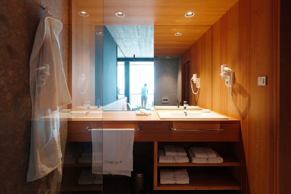 Superior Room, 1 King Bed | Bathroom | Free toiletries, hair dryer, bathrobes, slippers
