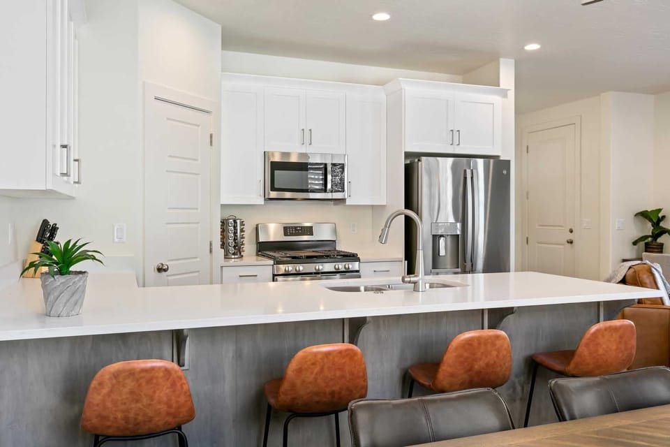 Townhome, 3 Bedrooms | Private kitchen | Fridge, oven, coffee/tea maker, toaster