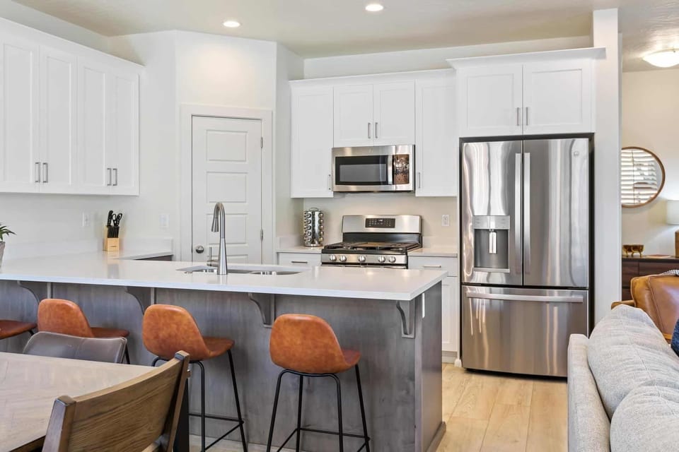 Townhome, 3 Bedrooms | Private kitchen | Fridge, oven, coffee/tea maker, toaster