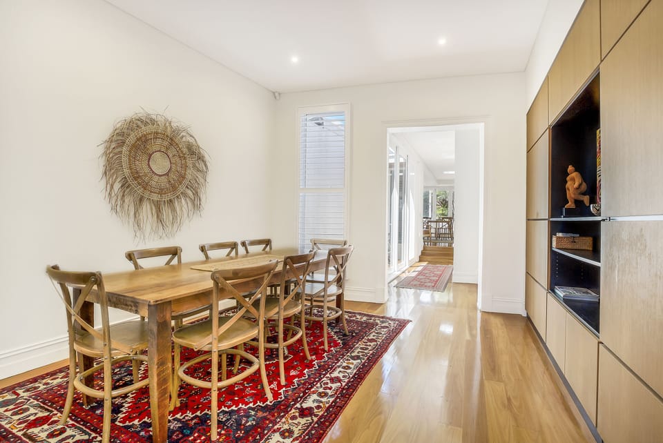 Dining room (seats 8)