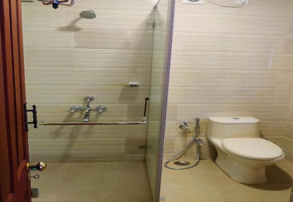 Standard Room | Bathroom | Shower, rainfall showerhead, towels, soap
