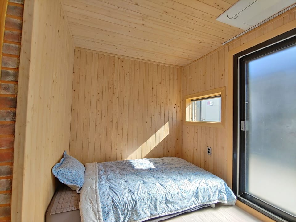 Business | Free WiFi, bed sheets