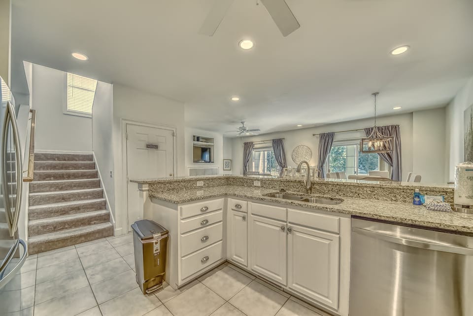 Large Fully Equipped Kitchen