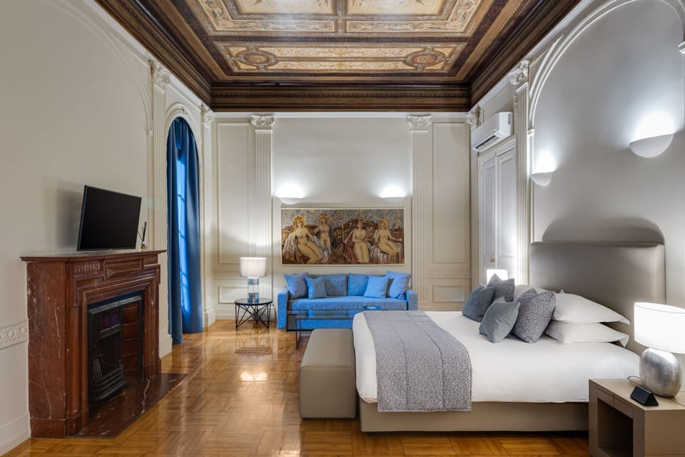 Suite (Queen) | Premium bedding, in-room safe, desk, laptop workspace