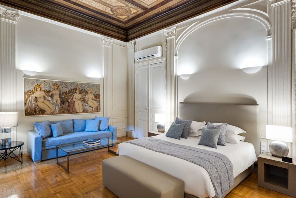 Suite (Queen) | Premium bedding, in-room safe, desk, laptop workspace