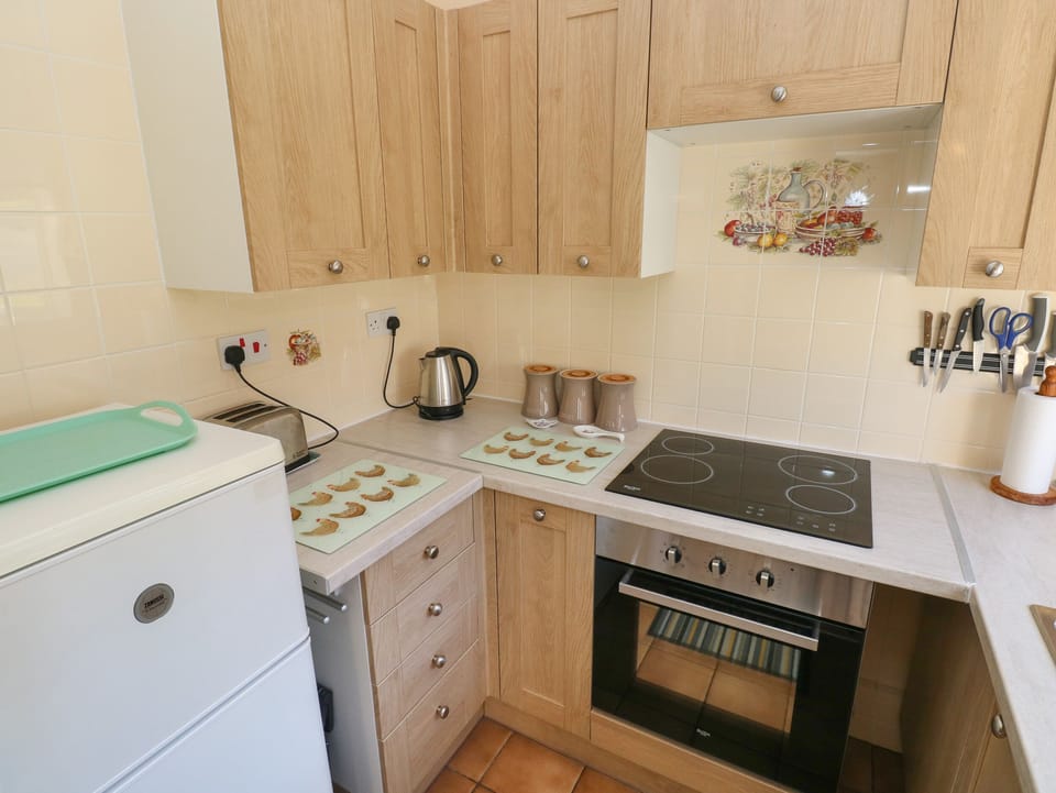 Cottage | Private kitchen | Fridge, electric kettle, toaster, cookware/dishes/utensils