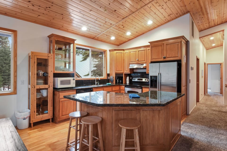House, Multiple Beds, Patio, Mountain View (Truckee Pines Retreat) | Private kitchen | Fridge, microwave, oven, stovetop