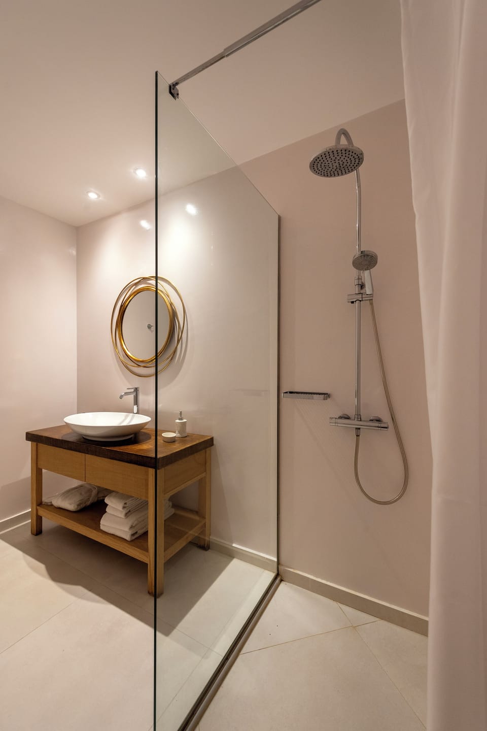 Superior Duplex, 2 Queen Beds, Sea View | Bathroom | Free toiletries, hair dryer, slippers, towels