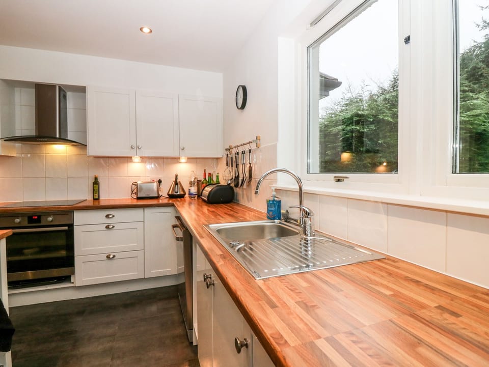 Cottage | Private kitchen | Fridge, microwave, dishwasher, electric kettle