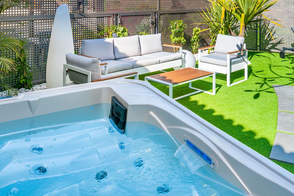 Outdoor spa tub