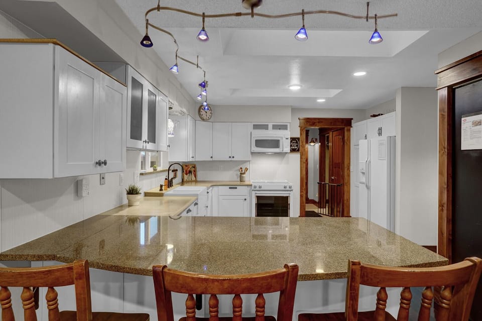 Fully equipped kitchen with a breakfast bar