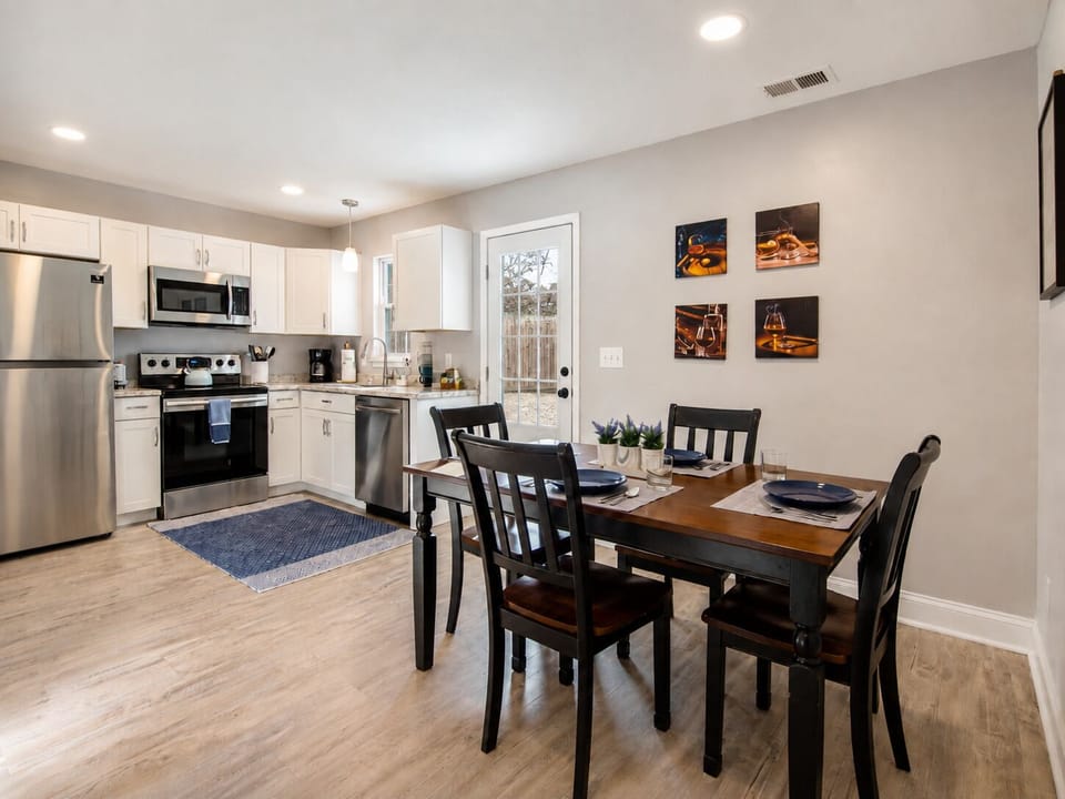 Spacious and bright eat in kitchen