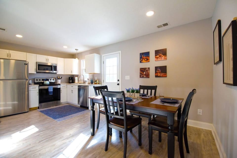 Spacious and bright eat in kitchen