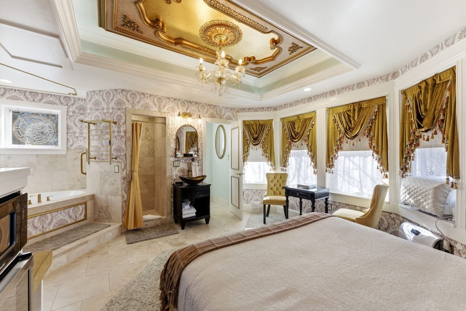 Grand Spa Room | Egyptian cotton sheets, premium bedding, individually decorated