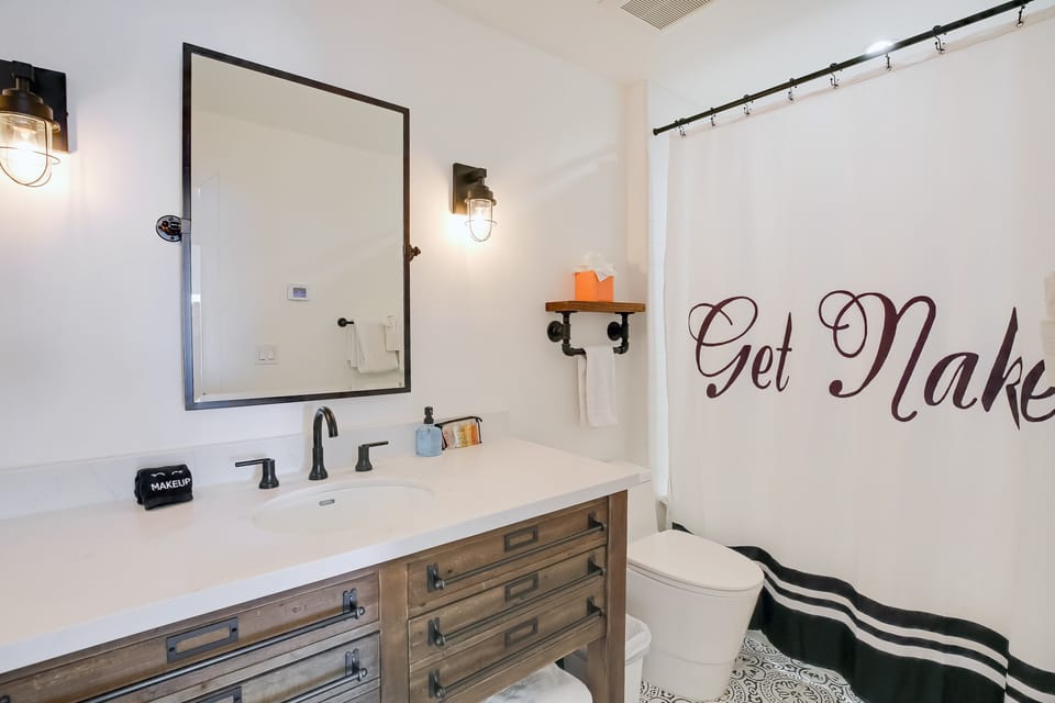Upstairs guest bathroom with shower/tub combo.