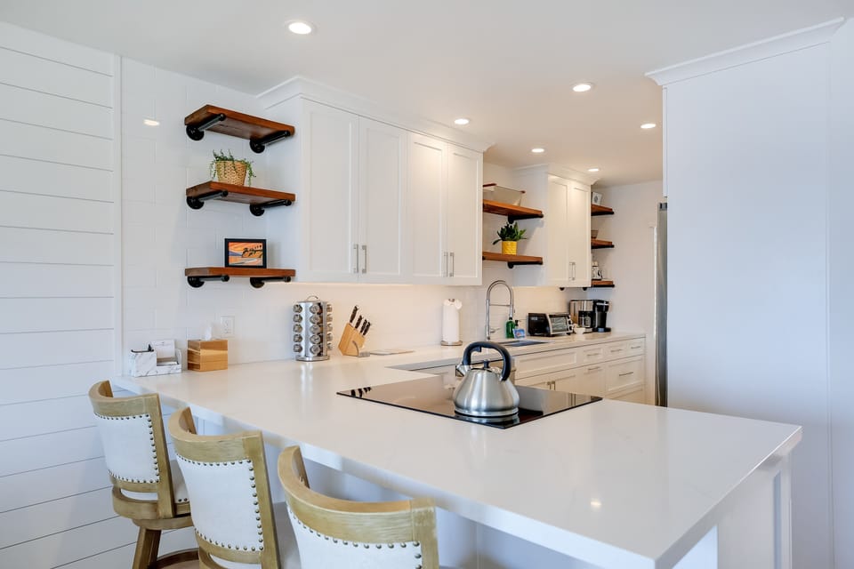 Kitchen with breakfast bar.