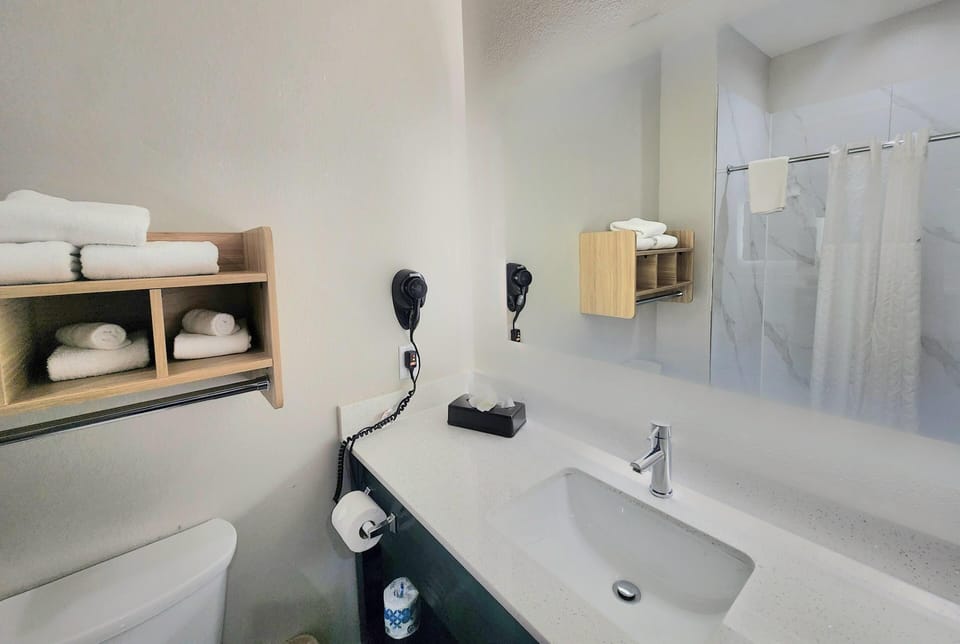 Days Inn & Suites by Wyndham Galveston West/Seawall Hotel in Galveston Island