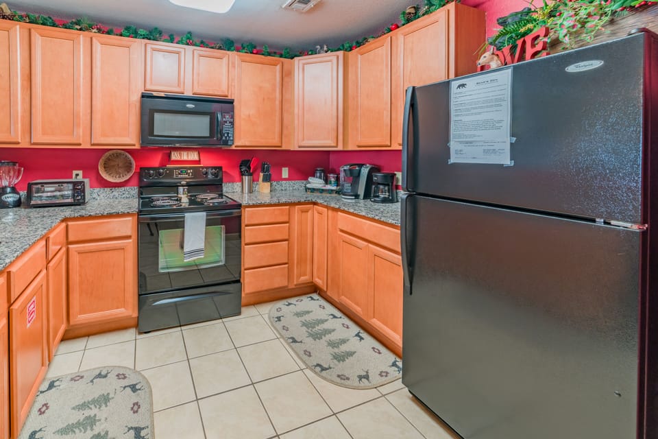 Fully stocked kitchen - dishwasher, fridge, microwave, stove & cooking utensils