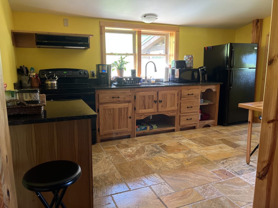 Fully Equipped Kitchen: Dishes/Pots/pans/Glasses/Mugs/Creamers/Sugar/Hot Choc
