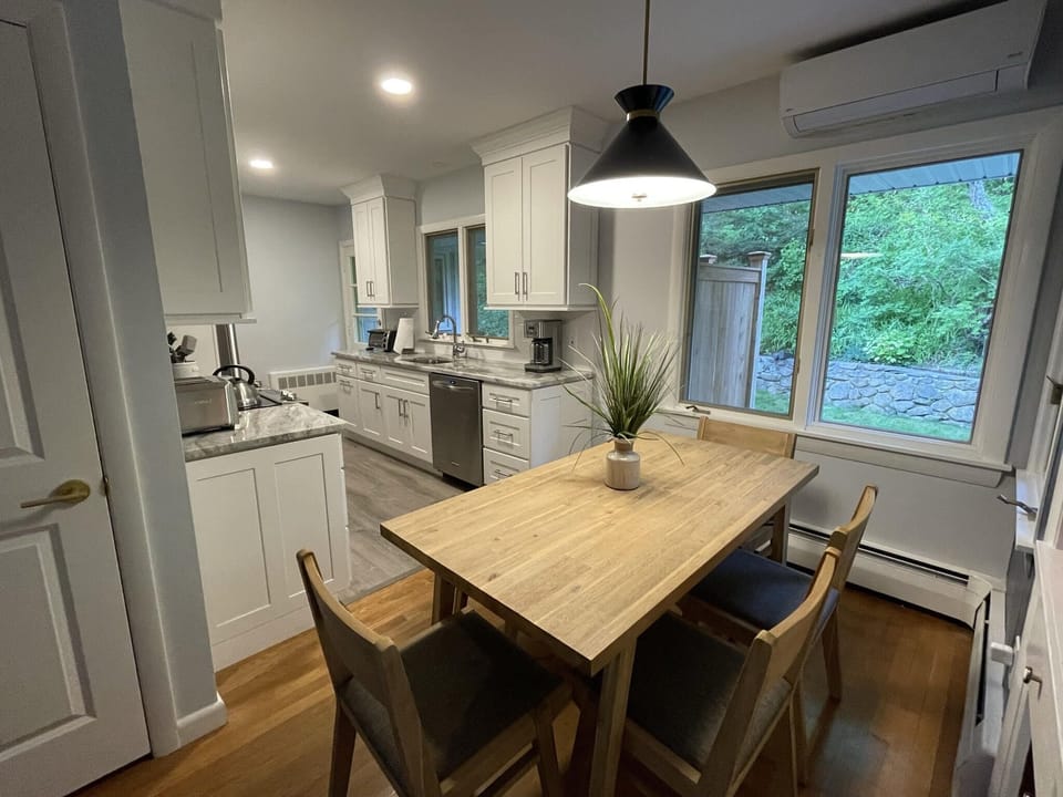 Dining nook. Seating for 6.
