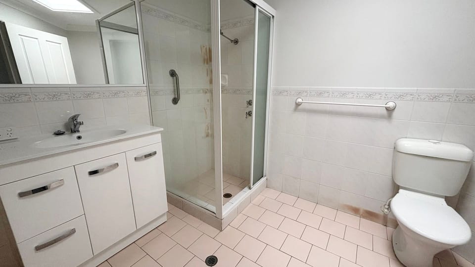 Main bathroom. 