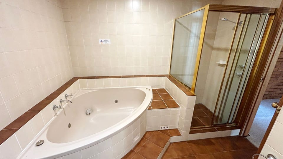 Main bathroom. 