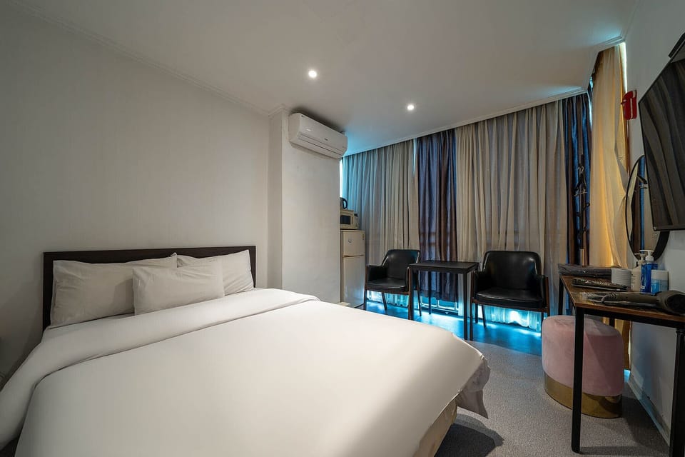 Standard Room | Premium bedding, individually decorated, desk, blackout drapes