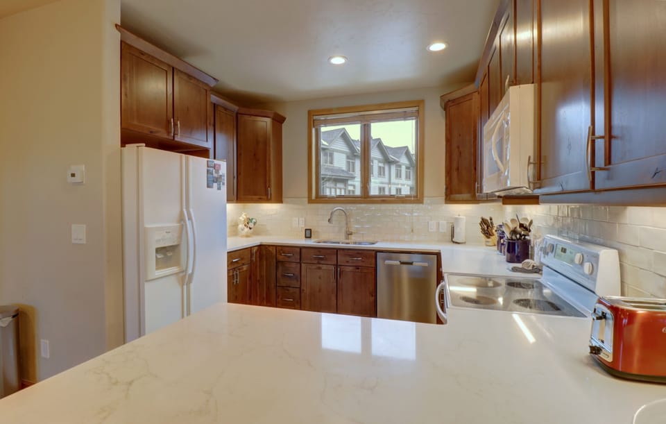 Condo, 3 Bedrooms | Private kitchen | Coffee/tea maker, fridge, oven, toaster