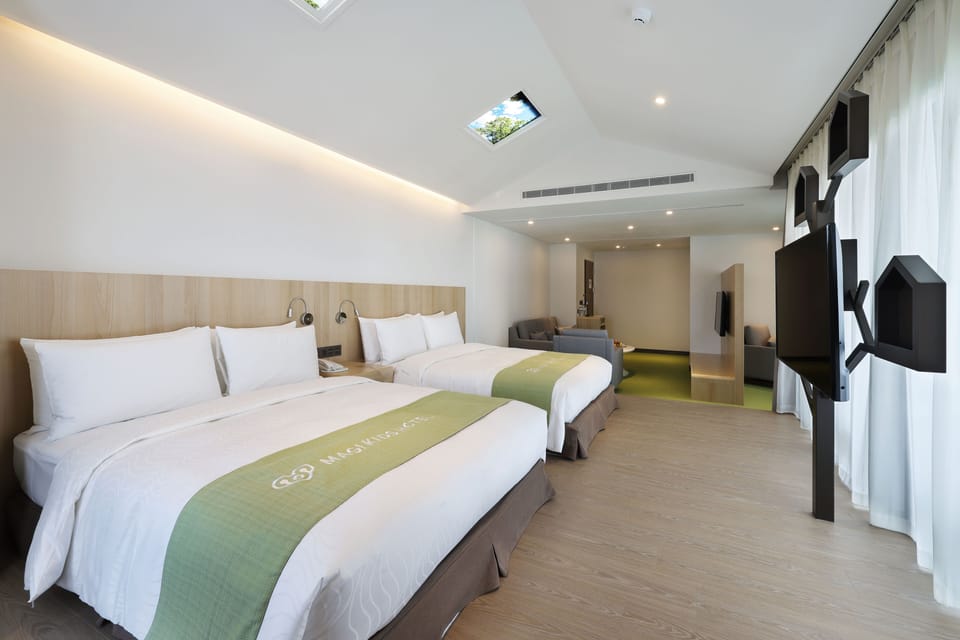 Deluxe Suite | Minibar, desk, free WiFi, bed sheets