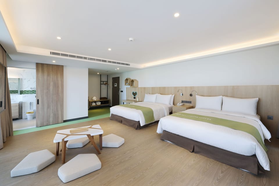 Deluxe Suite | Minibar, desk, free WiFi, bed sheets