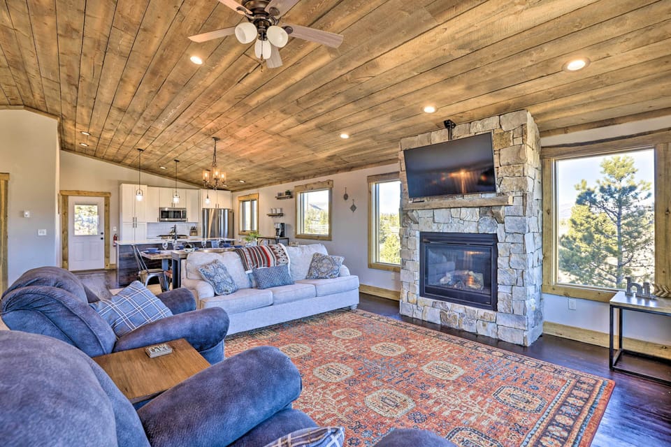 Living Room | Smart TV | Gas Fireplace