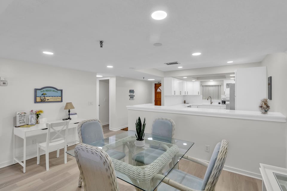 Condo, 2 Bedrooms | Dining